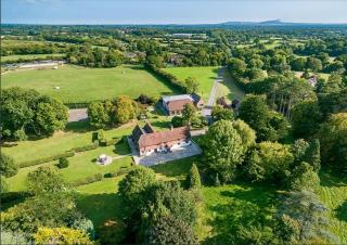 Country Home and 2 Cottages with Tennis Court, Hot Tub, BBQ and Darts - Chiddingly - 0