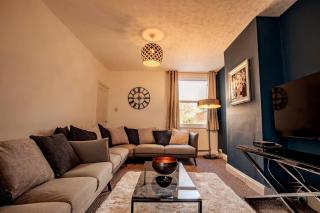 Stylish 4BD Modern Flat in Peaceful Tadworth - 0