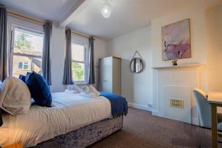 Stylish 4BD Modern Flat in Peaceful Tadworth - Purley - 1