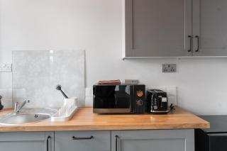 Cosy Moseley Studio - 7 - 2