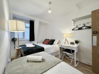 Comfortable Flat for Group Getaway Near King's Cross and Camden Town - 4