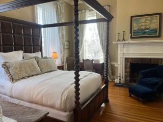 Ironclad Inn and Bourbon Room - Fredericksburg - 1