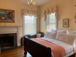 Ironclad Inn and Bourbon Room - Fredericksburg - 2