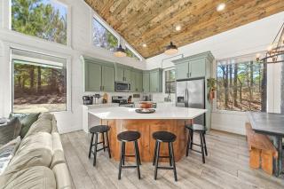 New HGTV Cabin: Hot Tub BBQ Firepit Sleeps 10 - 7
