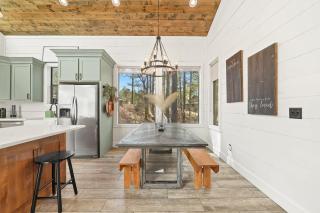 New HGTV Cabin: Hot Tub BBQ Firepit Sleeps 10 - 1