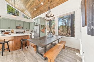 New HGTV Cabin: Hot Tub BBQ Firepit Sleeps 10 - 1