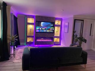 The Exclusive Jacuzzi Apartment with Fireplace & Parking - Birmingham - 5