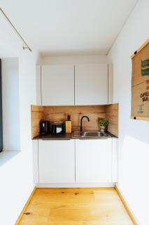 ArVia Living - Ferienwohnung in Altmünster, zentrale Lage, 7 Min Gehweg zum Traunsee, Balkon, Küche, gratis Parkplatz & WLAN - 1
