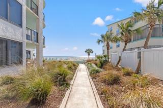 Steps to Paradise: Ground-floor 2BR/2BA beachfront condo, sleeps 8, Gulf views! - Panama City Beach - 4