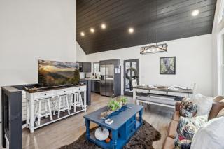 Enjoy Stairway to Heaven a Modern Secluded Cabin with Hot Tub Sleeps 6 Minutes from Dollywood PF Gatlinburg - Sevierville - 2