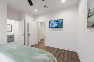 Acadian House KING Bed Garage Arcade 85 TV - 6