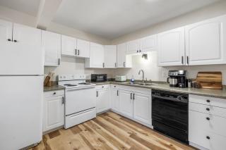 Fireside Grove- Downtown Stay with Hot Tub - Custer - 1