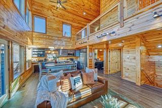 NEW Luxury Cabin with Breathtaking Views, Pool Access, Game Room - Sevierville - 4