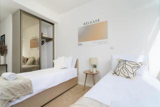 Stylish 1-Bed in Hemel Centre-Ideal for Business Travelers, Families & Contractors-Fast WiFi-Free open air parking - 3
