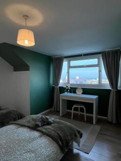 3BDR Town House in the Heart of Holyhead - Free Onsite Parking - Holyhead - 2