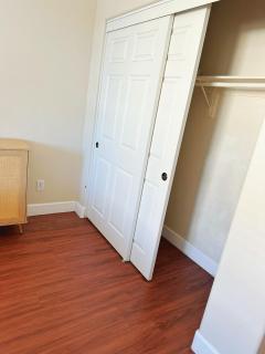 Pretty room private bathroom no tv - Eastvale - 0