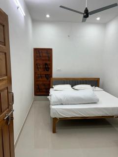 Kusum Home Stay Near Ram mandir 200 meter,Free Pick up from Ayodhya dham railway station ,free wifi,Ac Room , - Ayodhya - 6