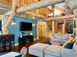 Stunning Log Cabin Getaway at The Hannu Haus - 4