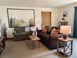 Downtown Green Room at Villages on Aurora - Ironwood - 6