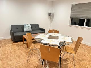 New 3-BR guesthouse with free parking on prem - 3