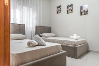 Royal Serenity Beachfront Two-Bedroom Suite - Durazzo - 7