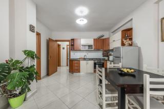 Royal Serenity Beachfront Two-Bedroom Suite - Durazzo - 5