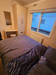 Lovely 8 Berth Caravan At St Osyth Beach Holiday Park, Essex Ref 28015Mv - Clacton-on-Sea - 5