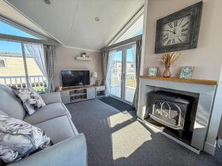 Stunning Lodge With Decking At Manor Park Near Hunstanton Beach Ref 23066W - 1