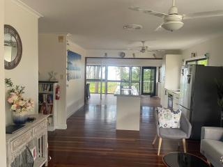 Pet friendly beachfront home- sleeps 8 - Toogoom - 6