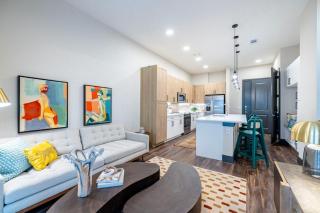 Luxury 2BR with Pool & Gym Access Austin - Austin - 0