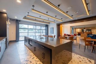 Stylish 2BR with Pool, Gym & Views Austin - Austin - 7