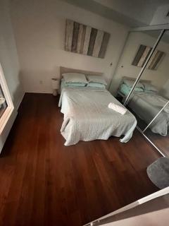 Luxury Downtown Condo with CN tower views, Pool Access, Gym,Free Parking upon request at booking, accommodates 4 - 2