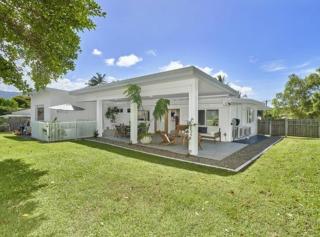 Palm Springs Bungalow - Trinity Beach - 7