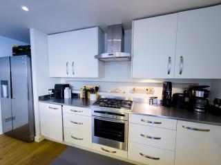 Spacious Home with Conservatory Dining PTK - Londra - 1
