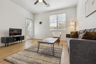 CozySuites Glendale by the stadium w pool 25 - Glendale - 9