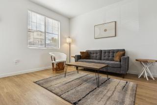 CozySuites Glendale by the stadium w pool 25 - Glendale - 8