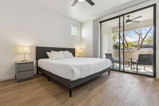 CozySuites Glendale by the stadium w pool 25 - Glendale - 3