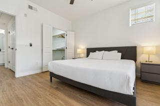 CozySuites Glendale by the stadium w pool 25 - Glendale - 1