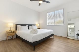 CozySuites Glendale by the stadium w pool 26 - Glendale - 4