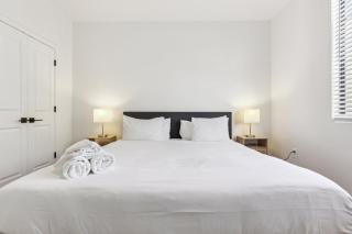 CozySuites Glendale by the stadium w pool 26 - Glendale - 1