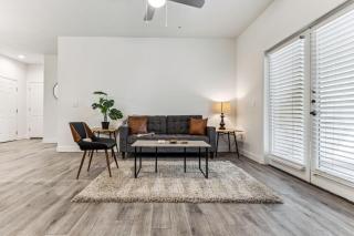 CozySuites Glendale by the stadium w pool 27 - Glendale - 9