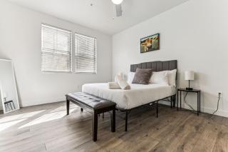CozySuites Glendale by the stadium w pool 27 - 5