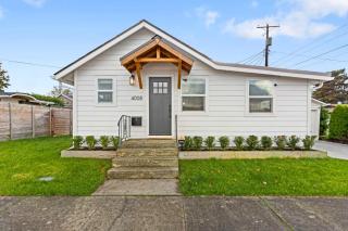 Cozy Bungalow Home 2br, 1ba - 9 min to Tacoma Dome - 0