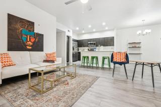CozySuites Glendale by the stadium with pool 31 - Glendale - 9