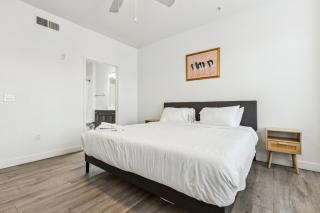 CozySuites Glendale by the stadium with pool 31 - Glendale - 2