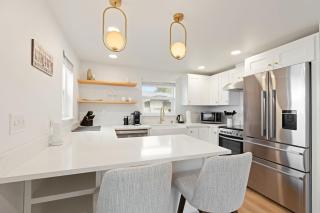 Cozy Bungalow Home 2br, 1ba - 9 min to Tacoma Dome - 3