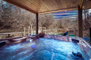 Bear Paradise Cabin with Hot Tub, Mini Golf, Court, Games & free EV Ready Parking - Pigeon Forge - 7