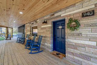 Bear Paradise Cabin with Hot Tub, Mini Golf, Court, Games & free EV Ready Parking - Pigeon Forge - 3