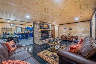 Bear Paradise Cabin with Hot Tub, Mini Golf, Court, Games & free EV Ready Parking - Pigeon Forge - 0