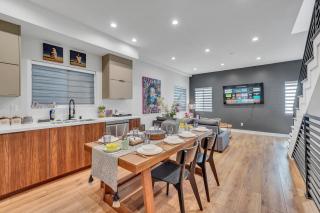 Luxe Townhome Newly-Built - 9